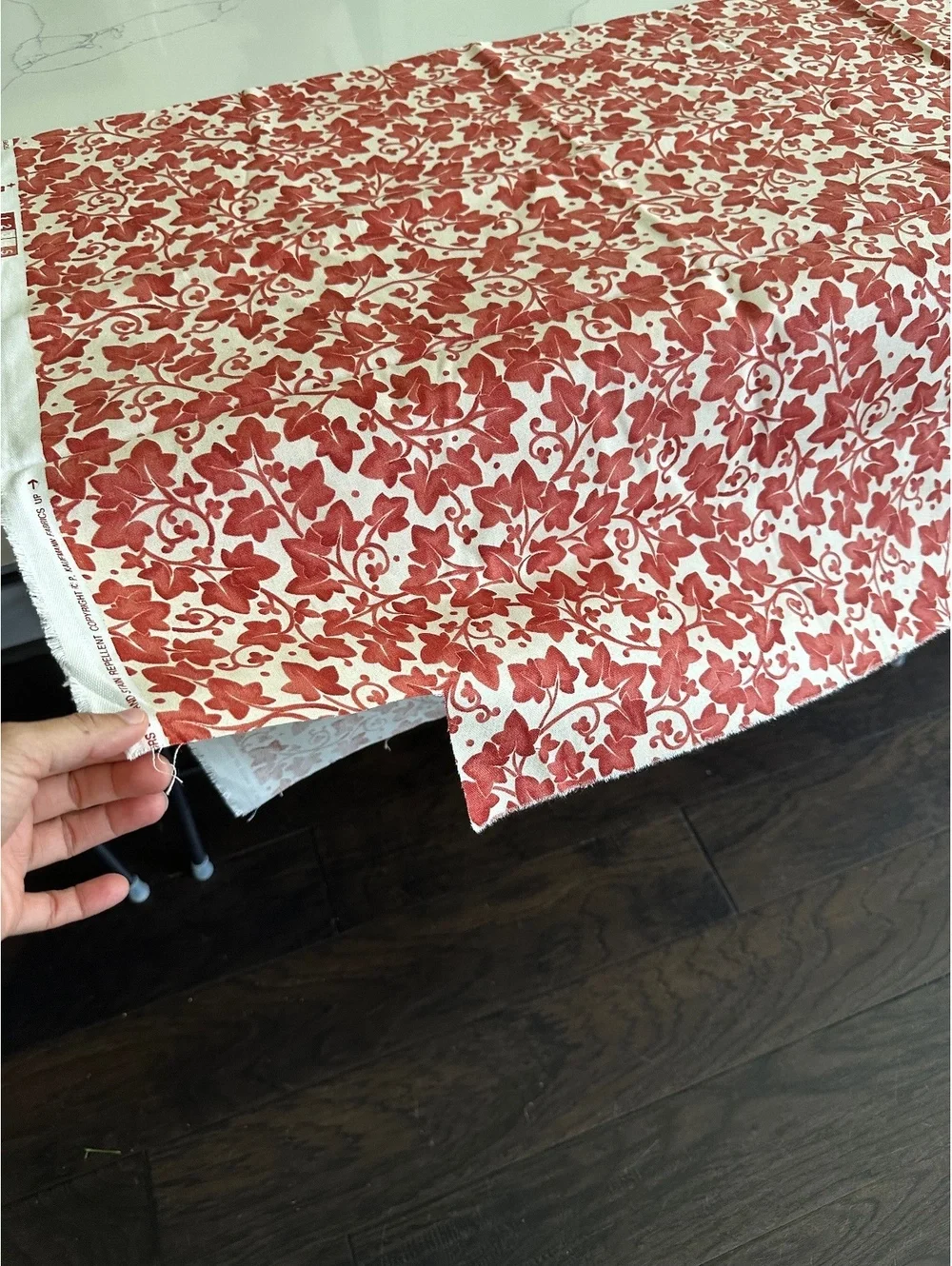 vintage Robert Kaufman quilting cotton featuring an ivy leaf vine print